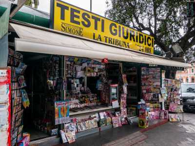 Terminiamo il nostro viaggio in piazza Aldo Moro, dove di fronte alla Stazione centrale dal 1916 si staglia l�edicola del 66enne Antonio Cassano. A metterla su fu Giuseppe Caradonna, con il solito banchetto di giornali che si trasform� in un chiosco vero e proprio negli anni 50